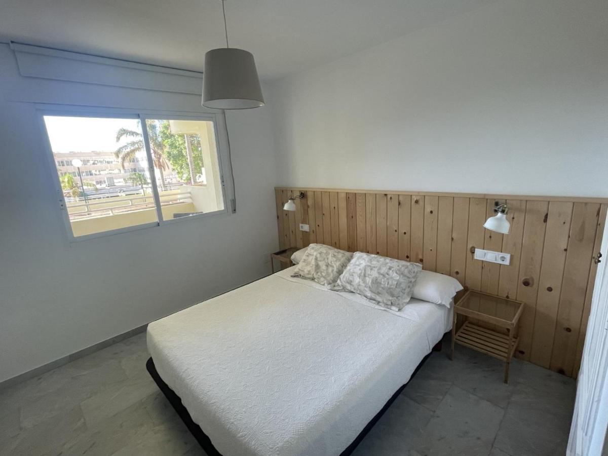 Apartamento En La Carihuela Con Piscina Y Parking, Al Lado De La Playa Apartment Torremolinos Ngoại thất bức ảnh