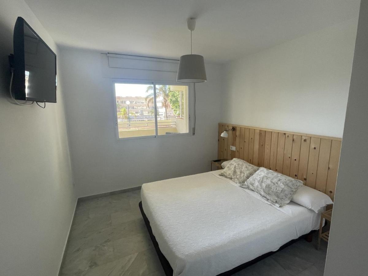 Apartamento En La Carihuela Con Piscina Y Parking, Al Lado De La Playa Apartment Torremolinos Ngoại thất bức ảnh