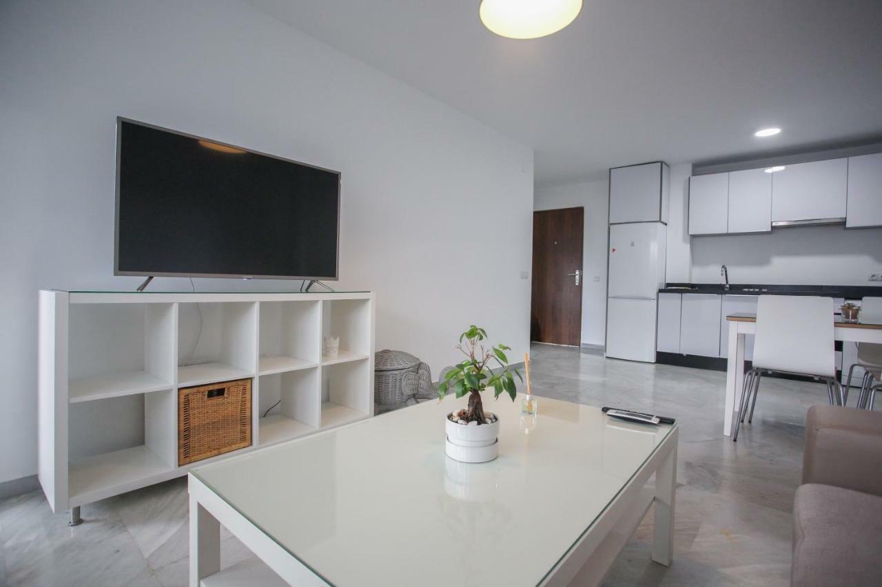 Apartamento En La Carihuela Con Piscina Y Parking, Al Lado De La Playa Apartment Torremolinos Ngoại thất bức ảnh