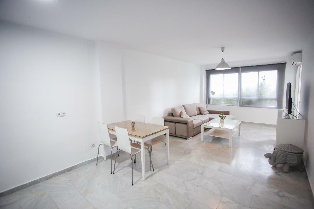 Apartamento En La Carihuela Con Piscina Y Parking, Al Lado De La Playa Apartment Torremolinos Ngoại thất bức ảnh